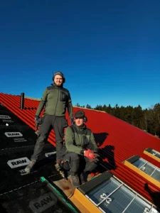Medarbetare på Wesma Villarenovering på ett tak